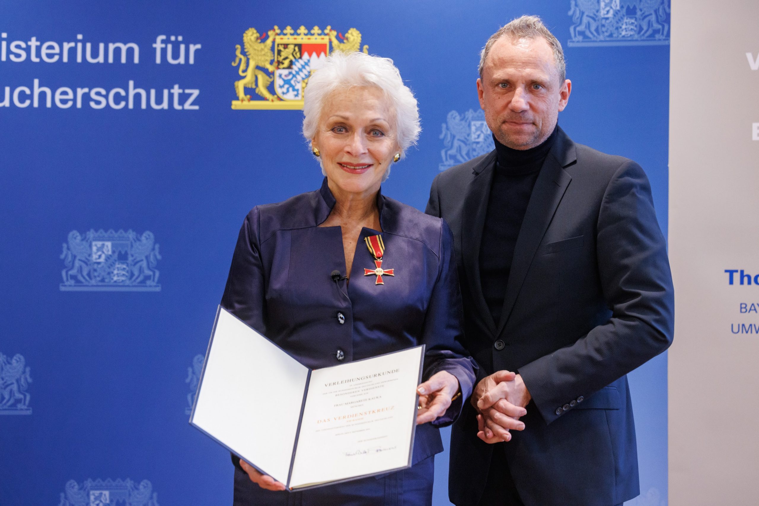 MASCHA KAUKA ERHÄLT DAS BUNDESVERDIENSTKREUZ.
