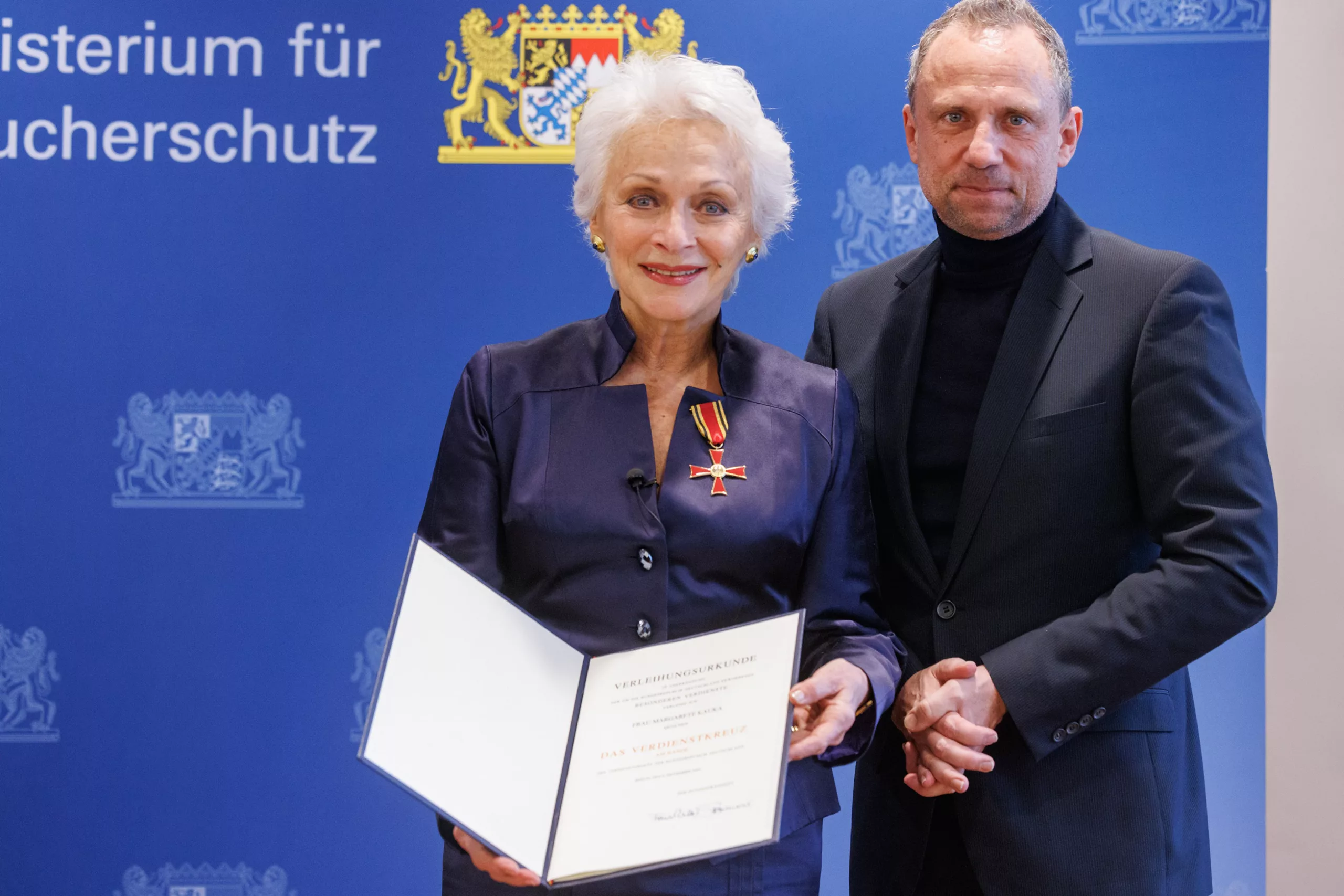 MASCHA KAUKA ERHÄLT DAS BUNDESVERDIENSTKREUZ
